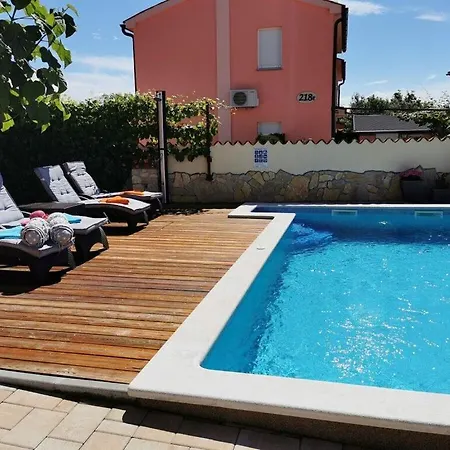 Paulonia Comfortable Ferienhaus Peroj