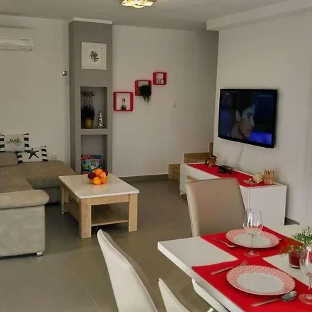 Paulonia Comfortable Ferienhaus Peroj
