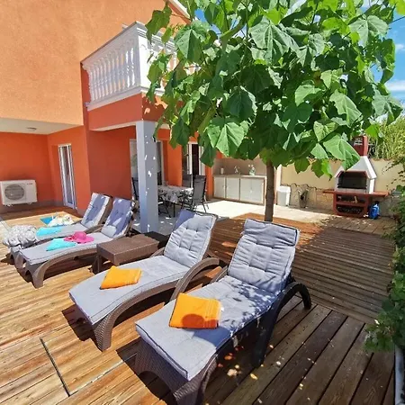 Paulonia Comfortable Ferienhaus